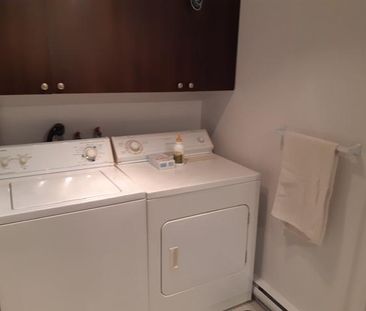 LIBRE 3 1/2 a louer Tranquille dans un triplex Cour Privé Table et ... - Photo 4