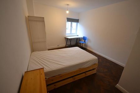 3 bedroom flat to rent - Photo 3