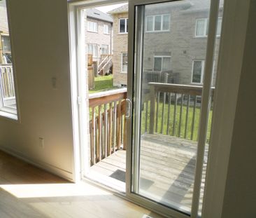 For Lease - 208 Harding Park Street, Newmarket, Ontario - Photo 3