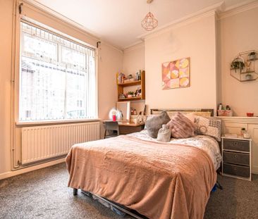 Stylish, contemporary six bed property - Photo 4