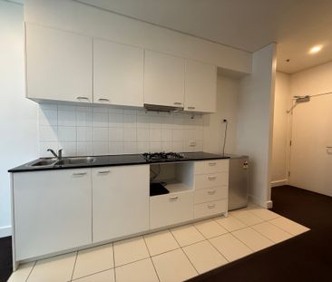 Urban Convenience Meets Stylish Simplicity in the Heart of Melbourne - Photo 2