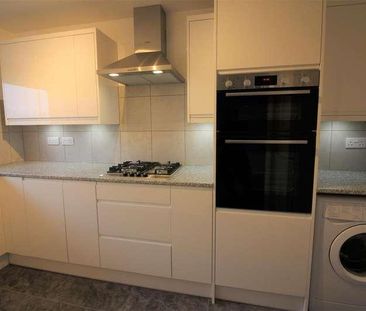 Aylsham Drive, Ickenham, UB10 - Photo 3
