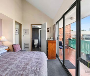 Stunning 3-Storey Kingston Townhouse - Photo 6