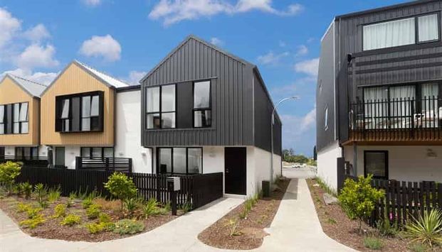 4 bed 2 bath townhouse - Photo 1