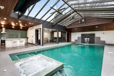 FIVE BEDROOM EXECUTIVE FAMILY HOME WITH POOL - Photo 2