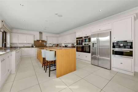 A prestigious seven bedroom gated residence in a prime location. - Photo 5