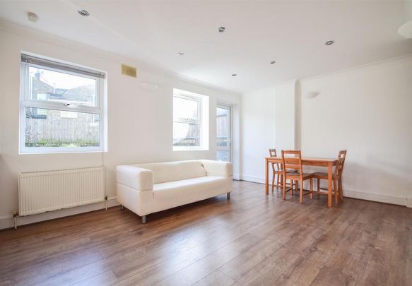 3 bedroom flat to rent - Photo 1