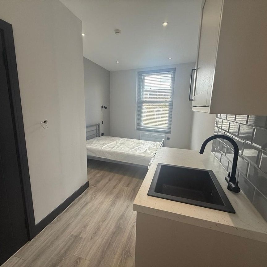 Studio Flat, London, W3 - Photo 1