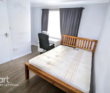6 bedroom detached house to rent - Photo 5