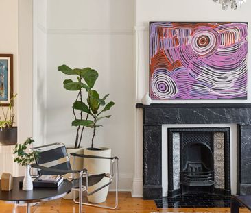 Elegant 3-level terrace with refined contemporary style - Photo 2