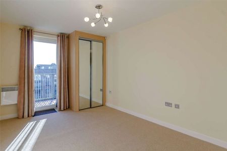 A newly refurbished fourth floor apartment close to the railway station. - Photo 3