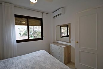 Encantador Piso Reformado en La Carihuela en urbanización con Piscina y Tenis en primera l – tor507ts1