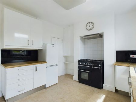 Terraced House to rent on - Photo 5