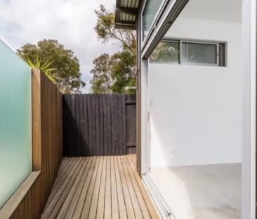 Light and Airy Modern Flat - Photo 2