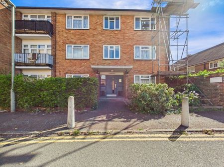 Elmcroft Drive, Ashford, Surrey,TW15 - Photo 5