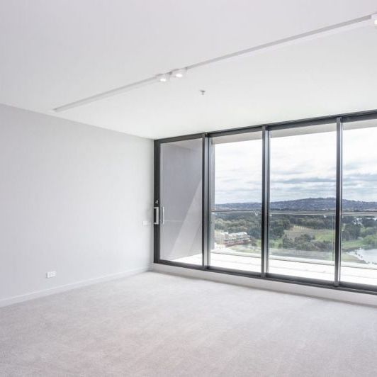 Modern 1-Bedroom Apartment with Breathtaking Lake Ginninderra Views - Photo 1