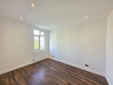 3 bedroom flat to rent - Photo 4