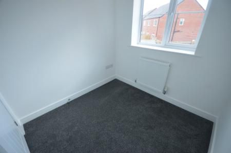 3 bedroom Semi-detached house To Let - Photo 2