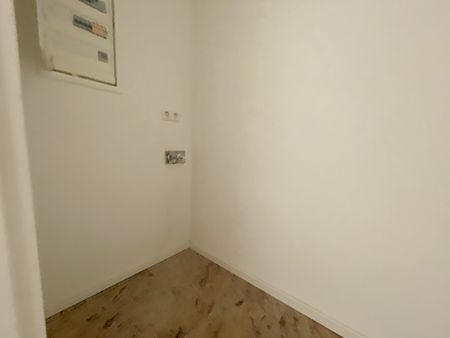 NEUWERTIG UND VERKEHRSGÜNSTIG WOHNEN - BALKON, FUSSBODENHEIZUNG, EINBAUKÜCHE , PARKETT UND AUFZUG - Photo 2