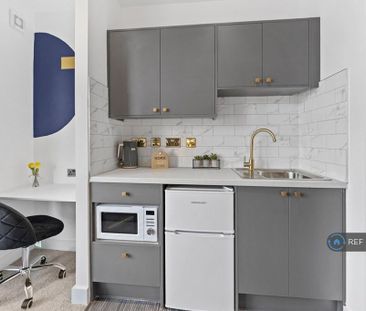 1 bedroom in a house share to rent - Photo 2