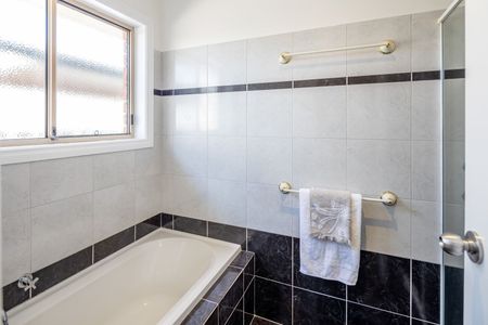 Spacious, Excellent Four Bedroom Home in Newton - Photo 2