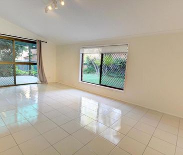 5 Meadowbank Street, 4152, Carindale Qld - Photo 4