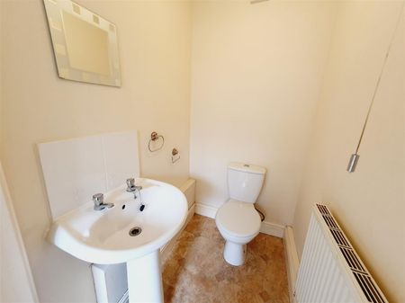 2 Bedroom House to Rent in Woodlands Court, Kettering, Northamptonshire, NN16 - Photo 2