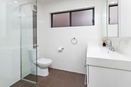 Stunning 4-Bedroom House in Prime Kiama Location - Photo 5