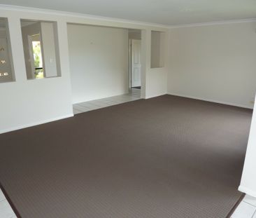 4 bedrooms, decent yard, in the heart of upper coomera! - Photo 5