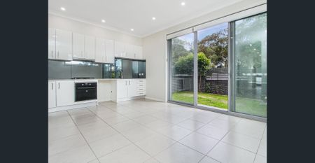 Two-Bedroom Townhouse with Courtyard - Photo 5