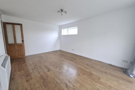 Roydon Court, HEMEL HEMPSTEAD - Photo 2