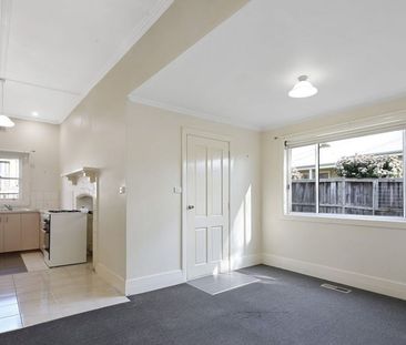 CHARMING 3 BEDROOM COTTAGE CLOSE TO TOWN!!! - Photo 3