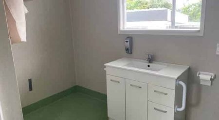 Charming 4BR Howick Haven w/ Garden - Photo 5