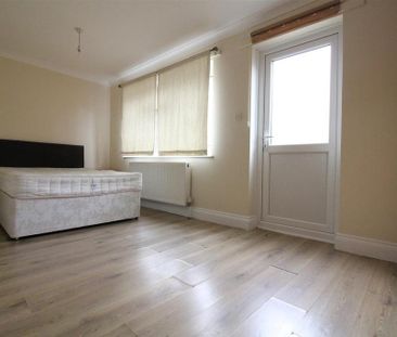 3 bedroom flat to rent - Photo 2
