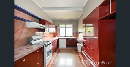 Charming Family Home in a Prime Glen Waverley Location - Photo 2