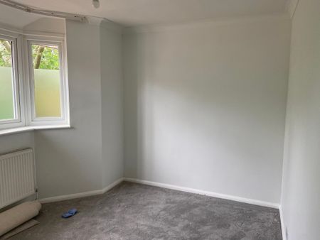 Large Detached Two Bedroom Bungalow To Let in Collier Row - Photo 4