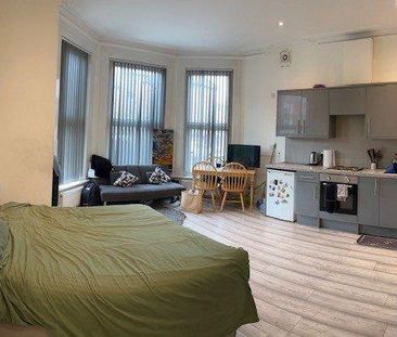 Studio to rent - Photo 2