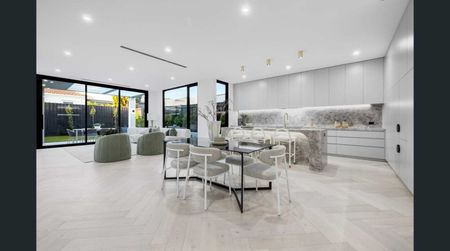 LUXURIOUS FAMILY HOME - Photo 3