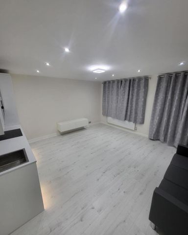 1 bedroom in a flat share to rent - Photo 3