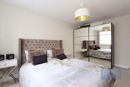 4 bedroom semi-detached house to rent - Photo 5