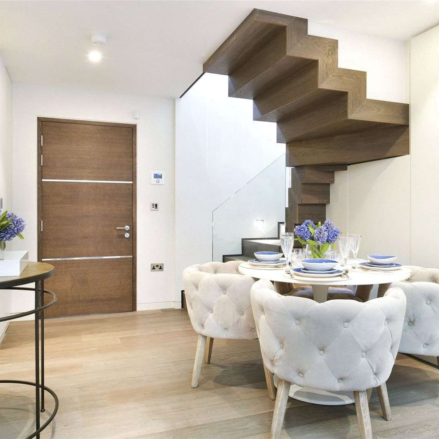 A brilliant one bedroom split level apartment situated on Gilston Road in Chelsea. - Photo 1