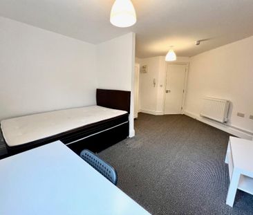 1 bedroom in a house share to rent - Photo 2