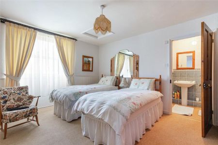 4 bedroom semi-detached house to rent - Photo 5