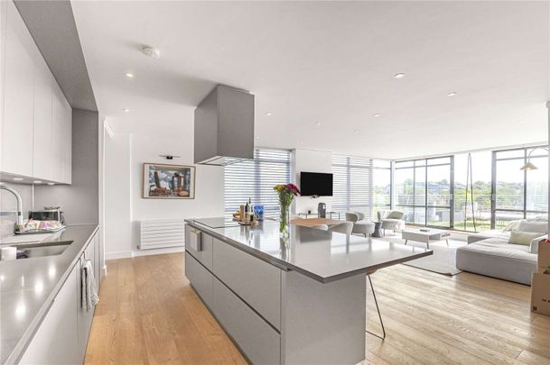 A gorgeous three bedroom apartment with underground parking and private roof terrace. - Photo 1