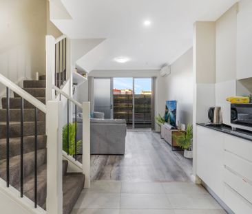 Spacious Two-Storey Apartment - Walk to Station - Photo 3