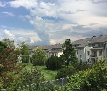 sehr grosszügige 4.5 Zi.-Wohnung an ruhiger und sonniger Lage - Photo 1