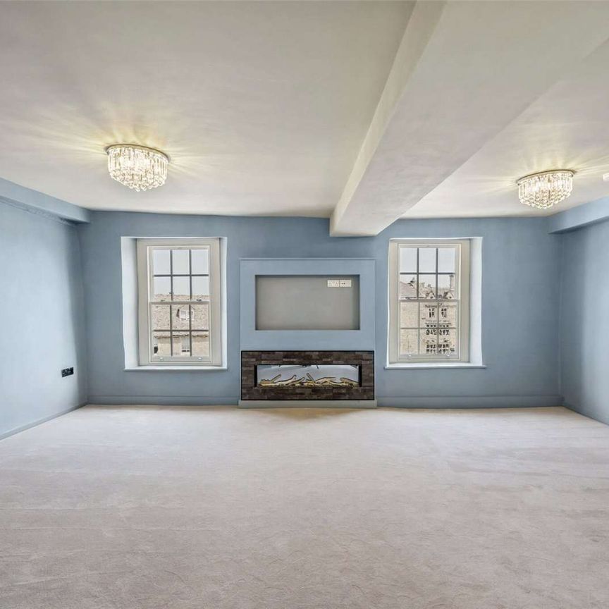 Superb Two Bedroom Flat in the Heart of Stow-on-the-Wold. - Photo 1