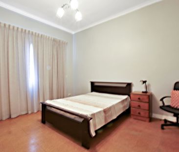 Bright, Friendly & Modern Three Bedroom Home in a Sought-After Loca... - Photo 1