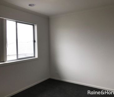 Fabulous 5B 2Storey Home in Williams Landing! - Photo 4