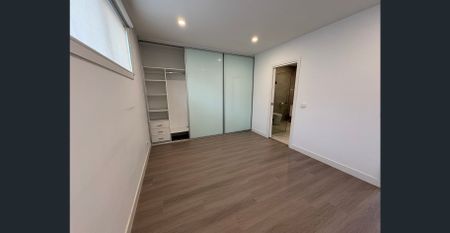 2 Bedroom Townhouse in central Sunshine location - Photo 2